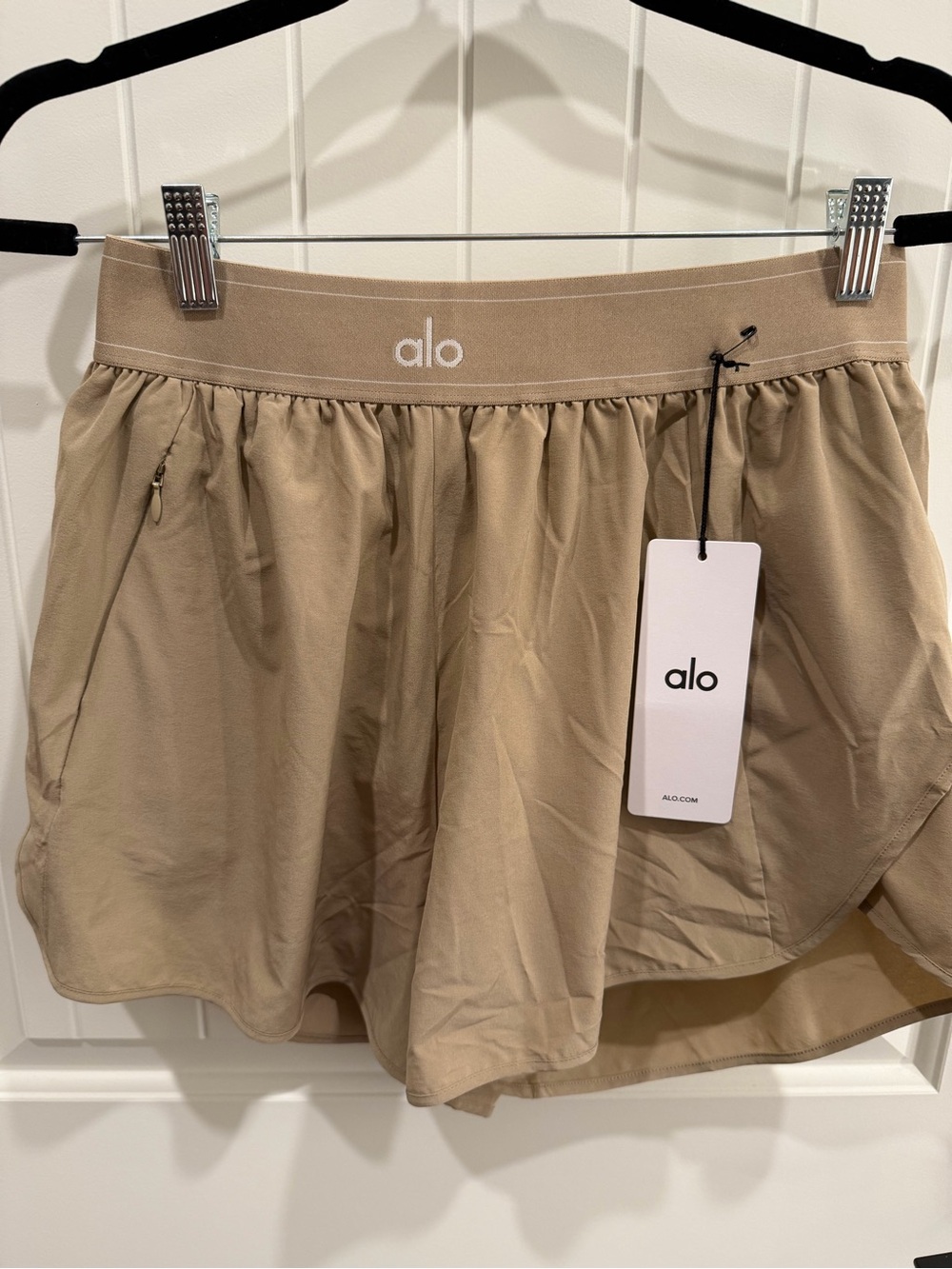 NWT Alo Yoga Match Point Shorts Gravel Size Large - Picture 1 of 4